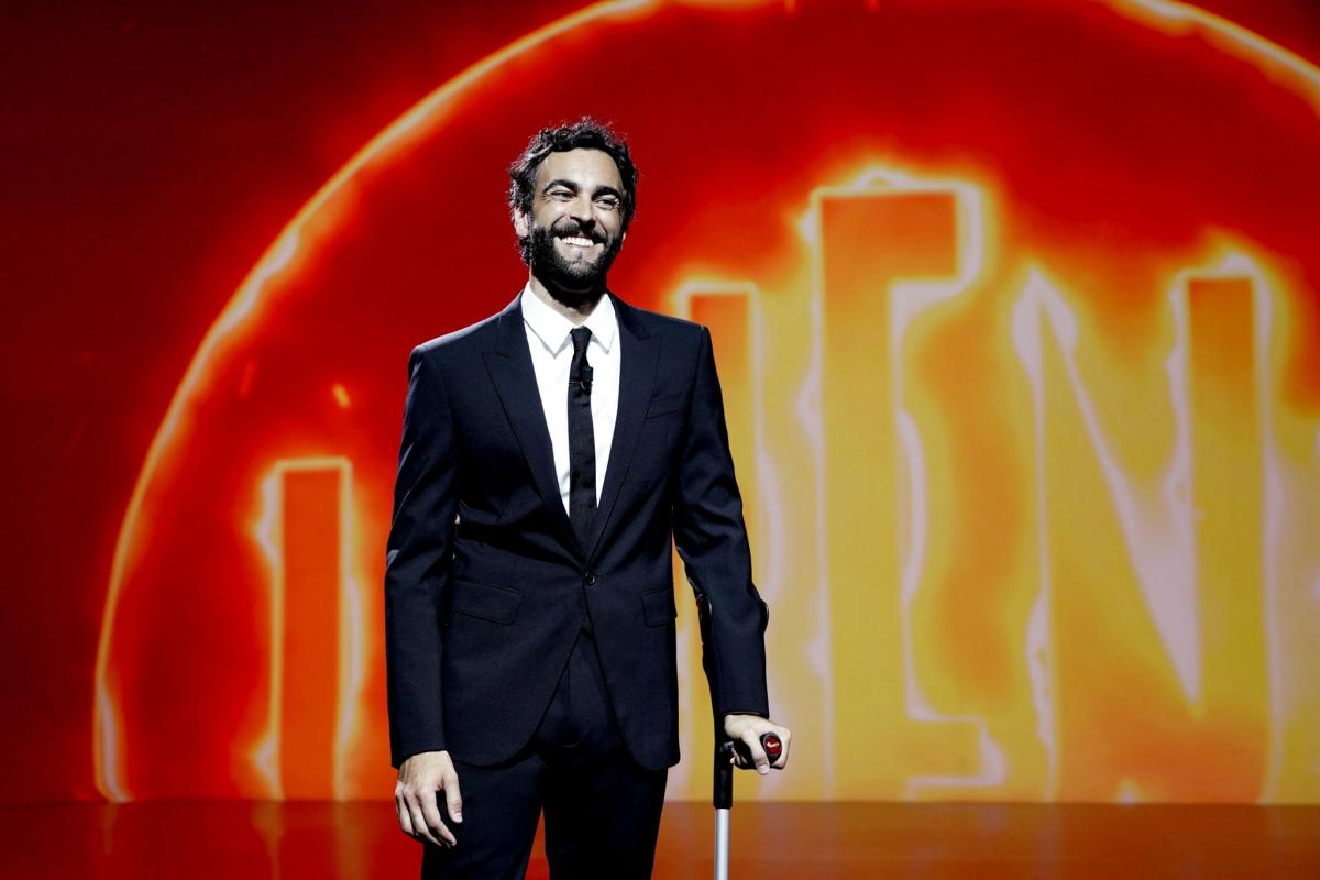 Marco Mengoni a Le Iene con la stampella ecco perché Isa e Chia