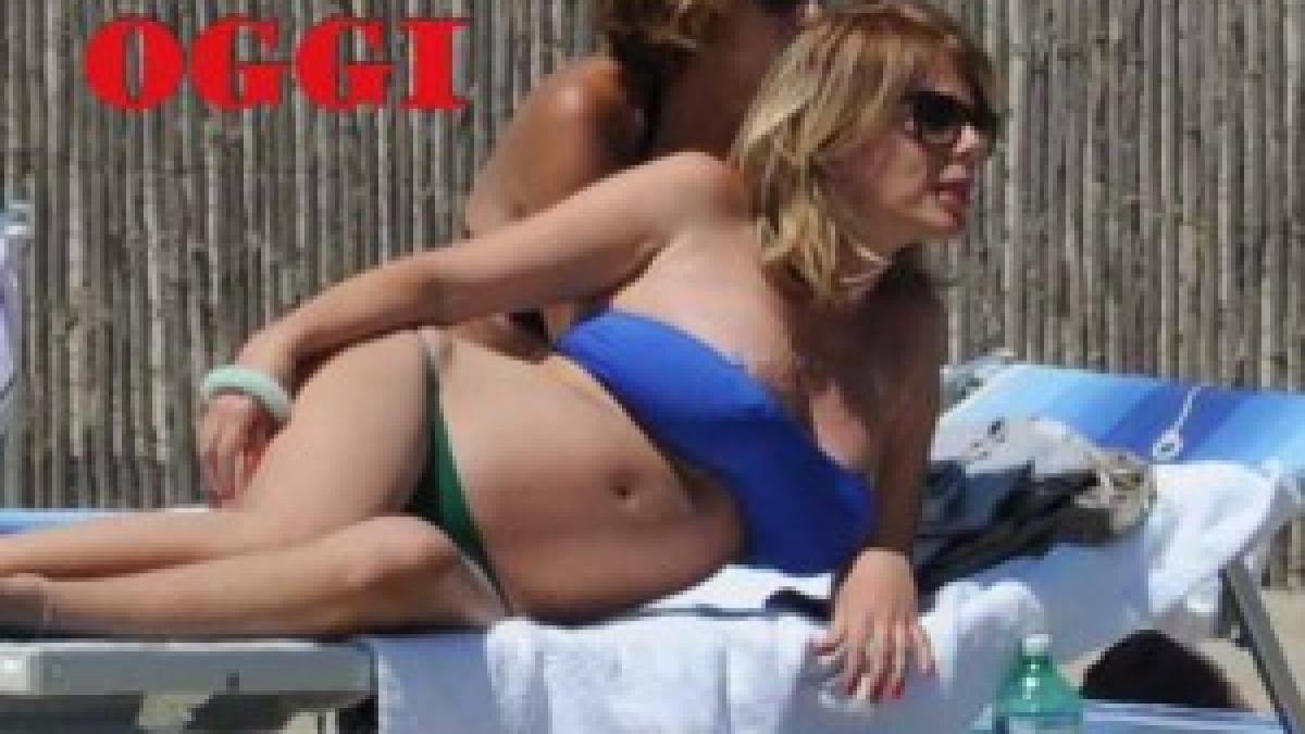 Alessia Marcuzzi è in topless involontario al mare | Isa e Chia