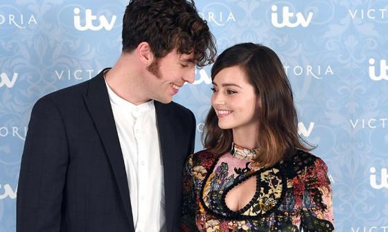 Jenna Coleman e Tom Hughes