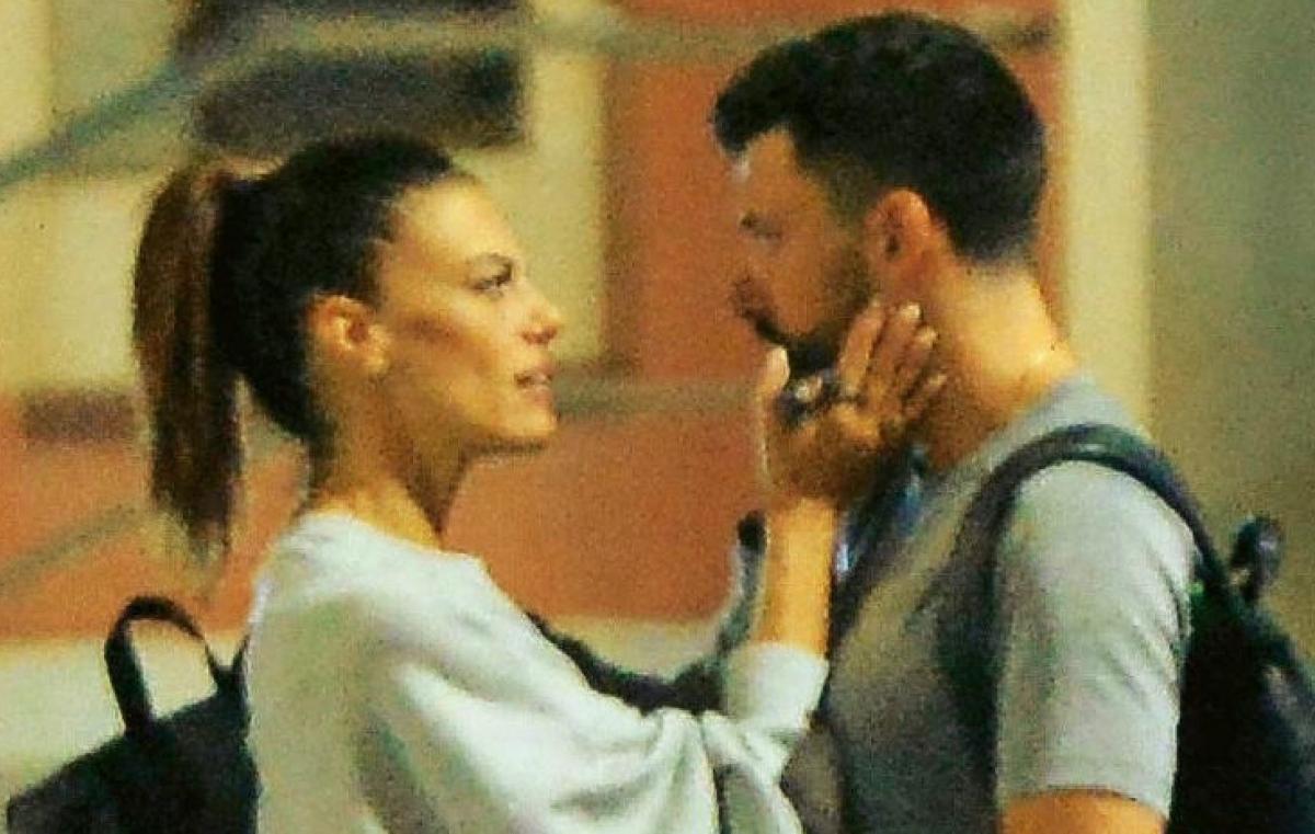 Ballando con le Stelle 19, Bianca Guaccero paparazzata mentre bacia Giovanni Pernice (Foto)