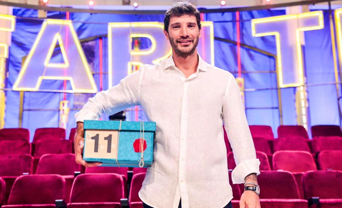 Affari tuoi, Stefano De Martino svela come reagisce quando legge le critiche sulla sua conduzione