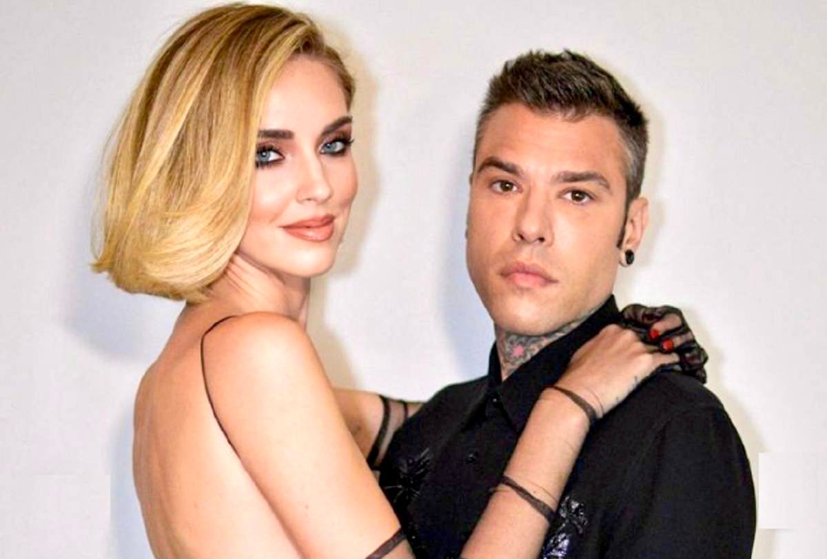 Fabrizio Corona fa i nomi dei due cantanti con cui Chiara Ferragni avrebbe tradito Fedez: “Lui piangeva come un pazzo perché…”