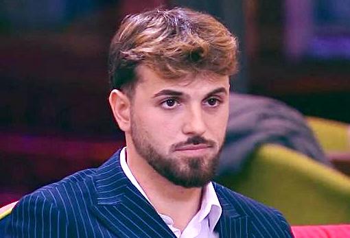 Grande Fratello, compagno d’avventura di Alfonso a Temptation Island lo difende: “Provocato da persone furbe, attacchi biechi, alla mamma arrivano minacce di morte”