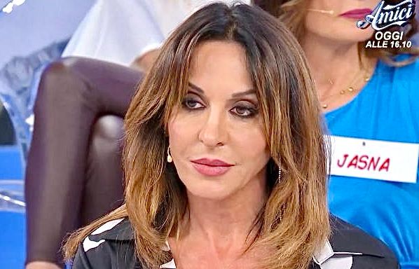 Uomini e Donne, Tiziana Riccardi confessa: “Dopo aver abbandonato la trasmissione ho avuto una storia con un cavaliere, ma…”